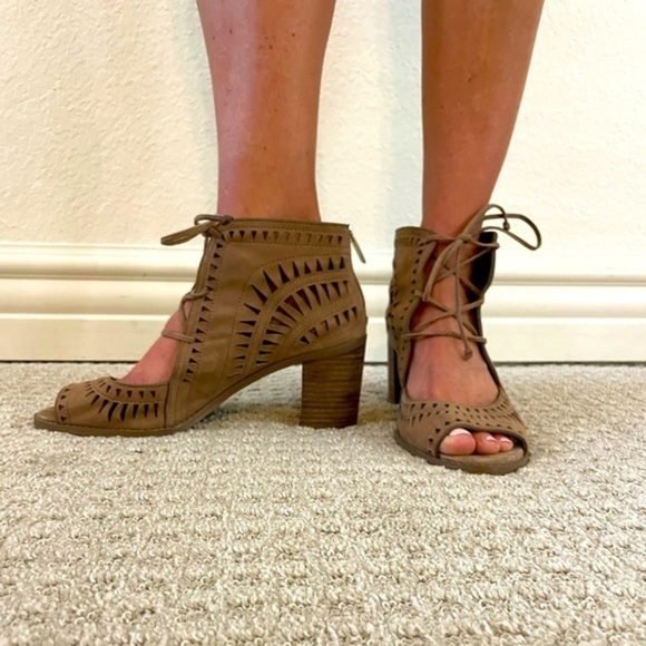 Vince Camuto Brown Tarita Laser Cut Lace Up Sandals - Picture 8 of 8